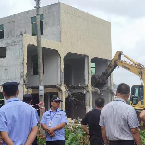 开展云美西三路项目违建房屋NE6、NE7、NE8、NE22拆除工作