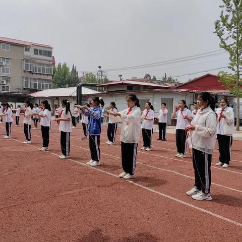 阳光体育 跳出精彩————鹿泉区第二实验小学体育课跳绳运动进行时