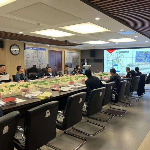 市住建局组织召开半引路提升改造设计讨论会