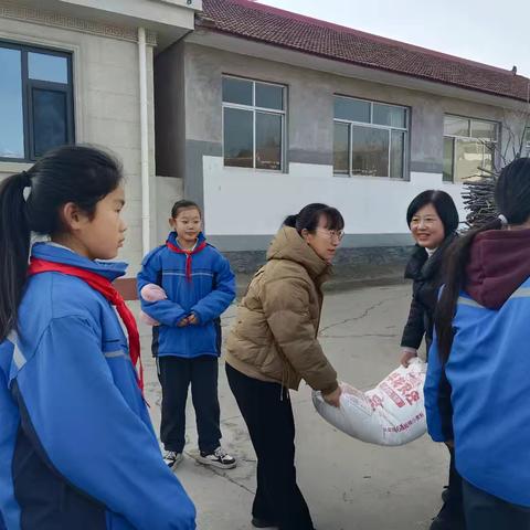 为善至美 将爱传递 ——佛爷来村小学2025元旦感恩在行动