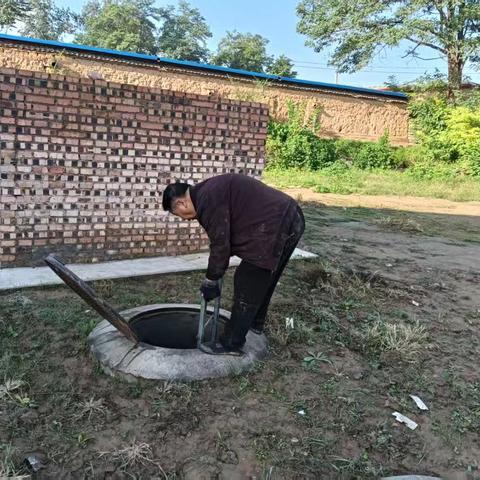 乡村水表检查：网格员与水表负责人的协作日常