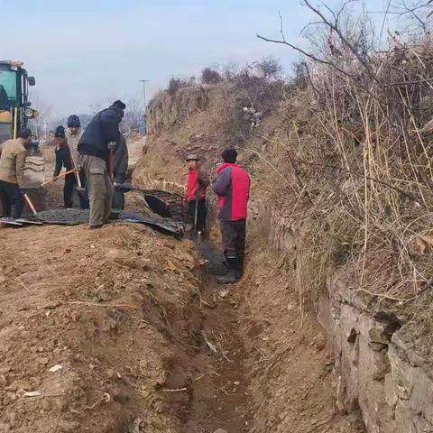 正川村：抢抓农时修水渠 保障小麦冬浇