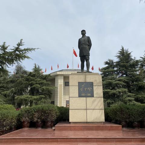 清明祭英烈  丰碑砺青春——官庄四中走进彭雪枫纪念馆