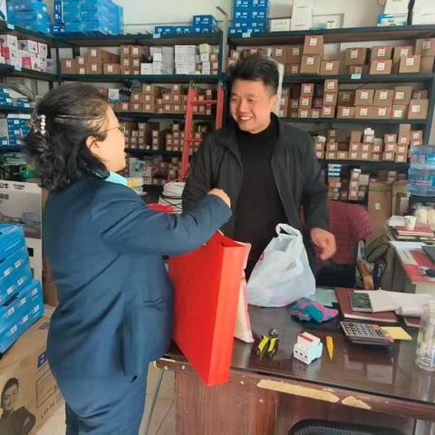 一盒月饼传真情，中秋走访暖人心——南城路营业所