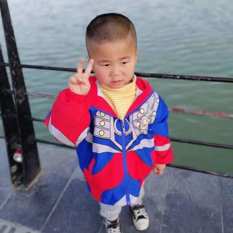 故事口袋-甜蜜的一家人 宝塔区第四幼儿园     霍昱初