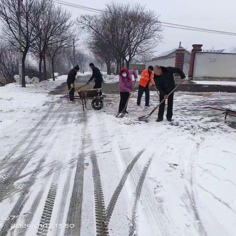 暴雪来袭  网格员及时应对天气为独居老人送关爱