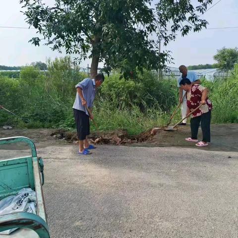 保护道路  及时填补冲口