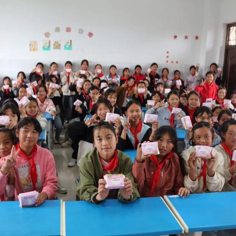 【爱心落地】用爱呵护花蕾 为乡村女孩捐赠卫生用品——阿文寨小学