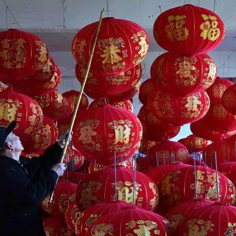 石家庄：藁城宫灯制作忙