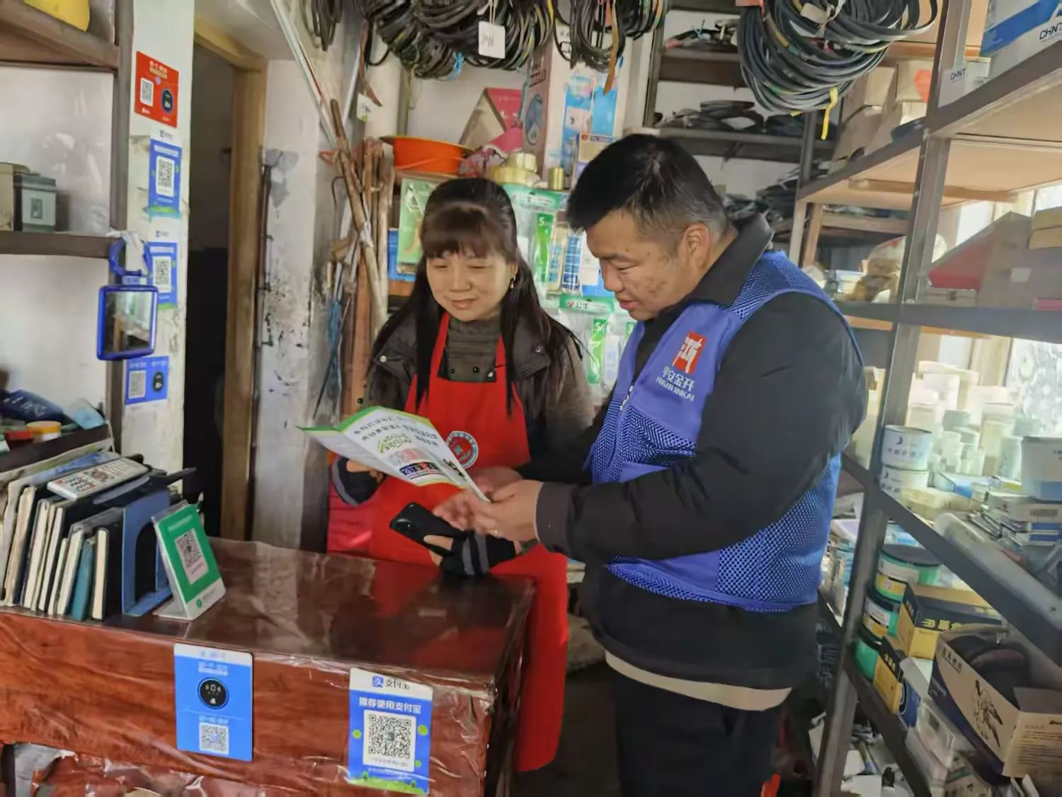 简篇-仙舟社区网格员化身“分类指导员”,沿街宣传让绿色理念入人心