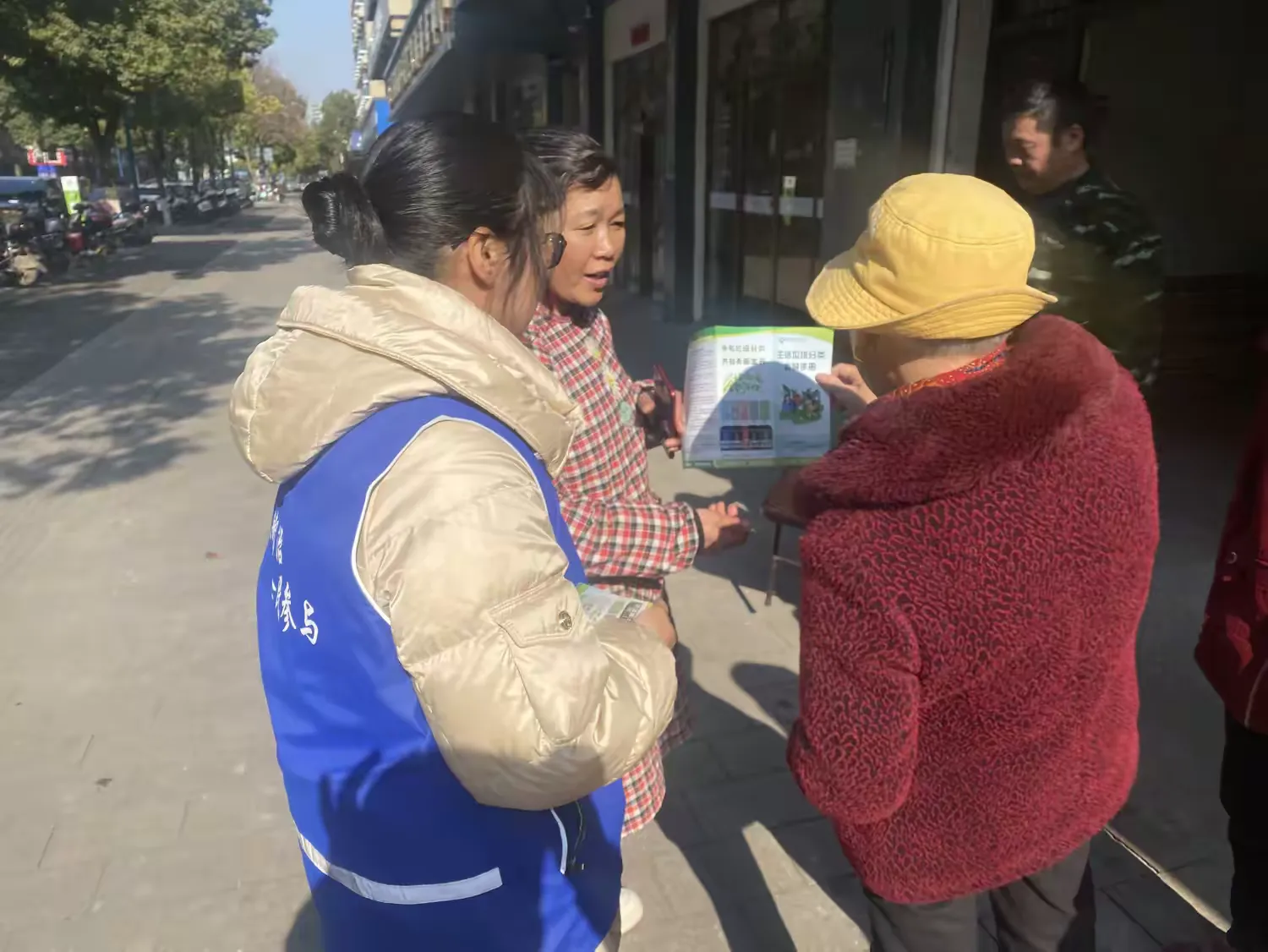 简篇-仙舟社区网格员化身“分类指导员”,沿街宣传让绿色理念入人心