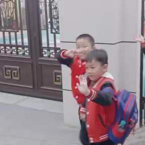 贝乐儿童幼儿园大(1)班春游之童乐小镇之旅