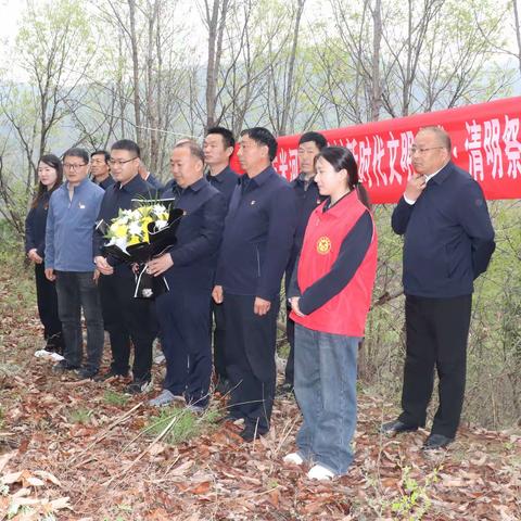 鲜花献英烈，哀思祭忠魂——米河镇明月村开展清明祭英烈主题活动