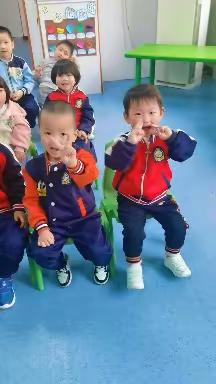 《亲近自然，拥抱春天》———机关幼儿园踏青赏花活动