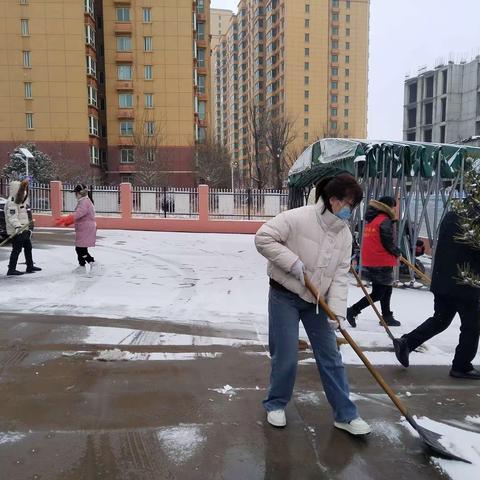 风雪袭大地，扫雪情意浓——崇皇社区开展扫雪活动