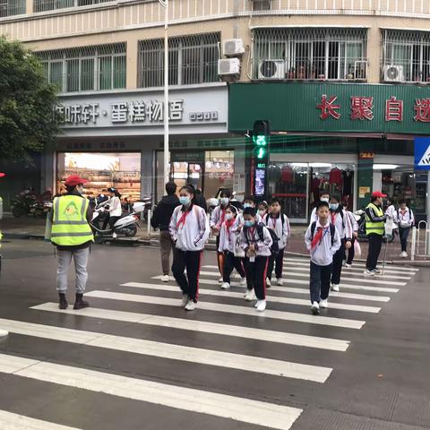 爱在春光，呵护成长--五年级四班爱心护学岗行动