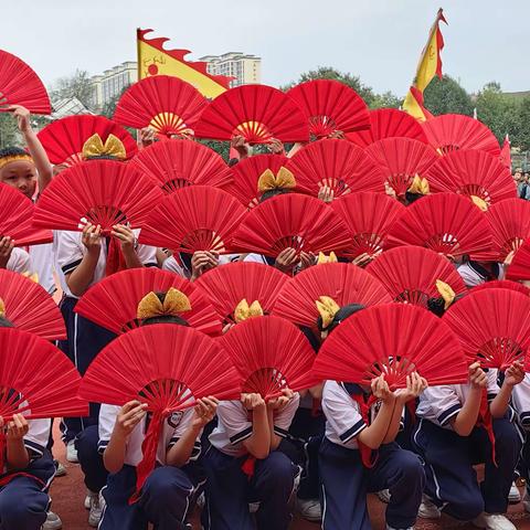 241班11月份锦集         一路成长，一路修行——时间沉淀下来的是萌宝们的成长🥰我们用镜头记录着孩子们的喜怒哀乐💥这些瞬间让我们感动，也让我们快乐，下面让我们一起来回顾本月孩子们精彩表现吧！