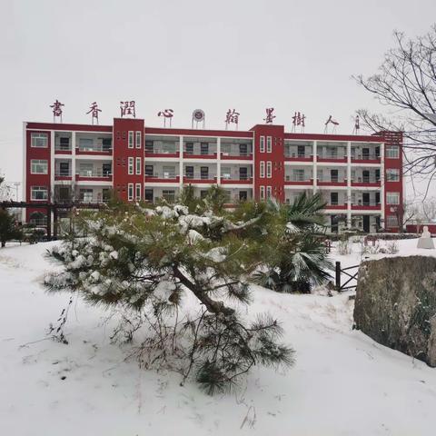 雪花纷飞扮校园 扫雪除冰暖心间 ———杜堂中学校园除雪纪实