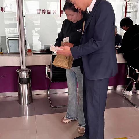 青海银行站东支行进行“整治拒收人民币现金”宣传活动