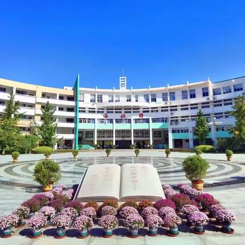 运墨收笔承其道，一撇一捺写人生                ——“迎五一•庆劳动”高二语文硬笔书法比赛