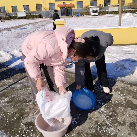 温情融积雪，爱意满校园——刘庄中心小学教师扫雪进行时