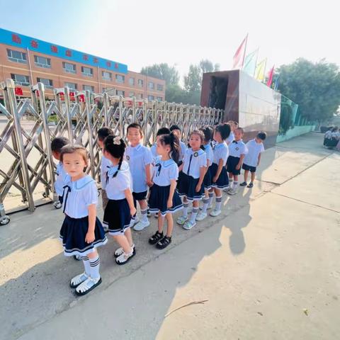 走进小学，体验快乐----张村营幼儿园大班参观小学活动