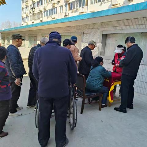 【小事情】流动办公进小区，高龄年审真便捷