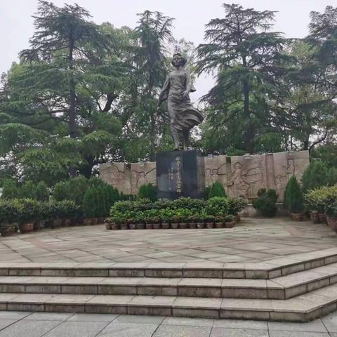 赴春日之约、传红色精神——溆浦县幼儿园三园区大二班春游活动