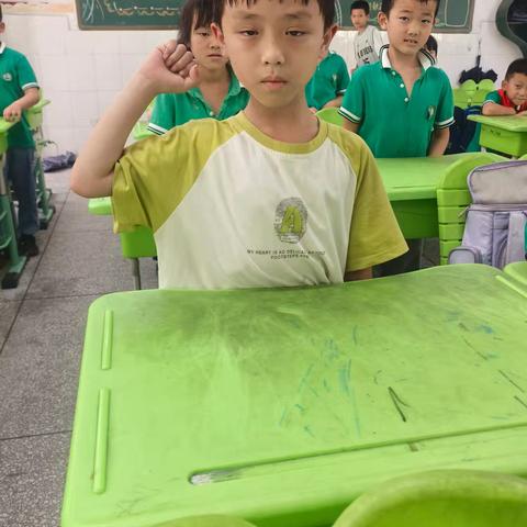 入队仪式：红领巾下的成长与责任