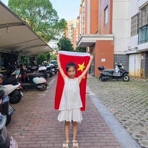 国庆76周年：喜庆氛围中的家国情怀