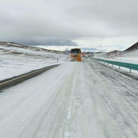 和田公路管理局民丰分局无畏严寒 除雪保通 守护道路安全