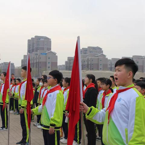 宜州小学“红旗飘飘 缅怀先烈”祭扫活动纪实