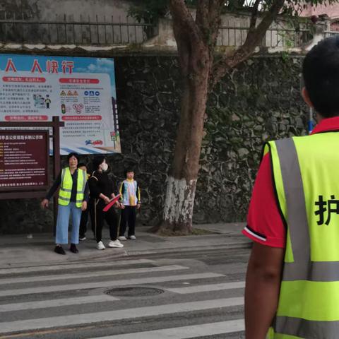 坚守“护学岗”