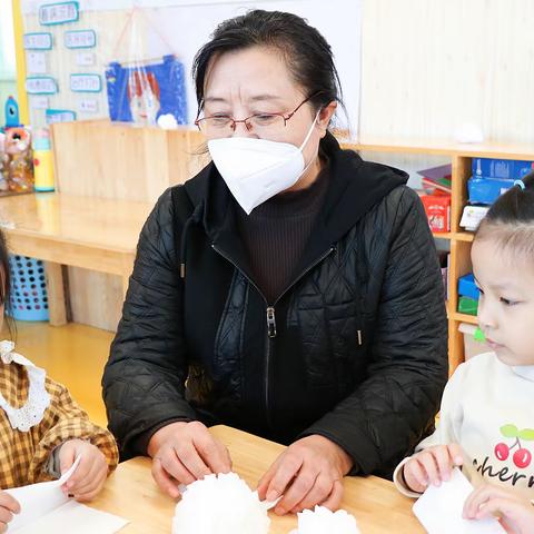 密山市铁路幼儿园关工委开展“老幼携手祭英烈 革命薪火代代传”清明主题活动