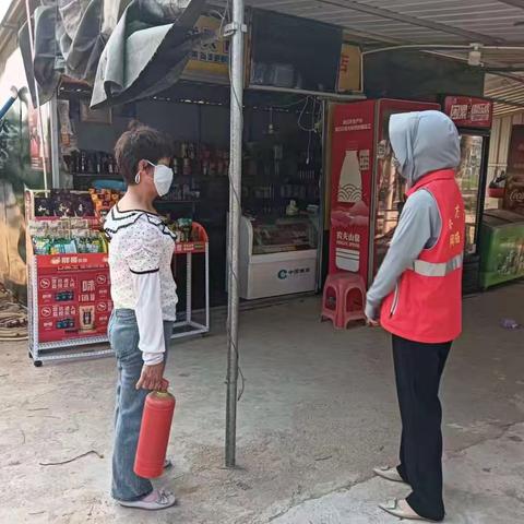 新龙镇那斗村网格员开展防火宣传