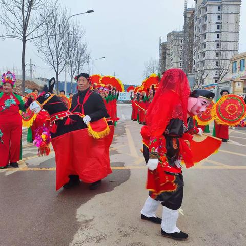 彩扇翻飞扭秧歌 欢天喜地庆过大年