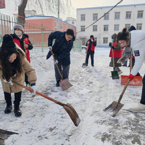 党员干部齐上阵 吹响扫雪“集结号”