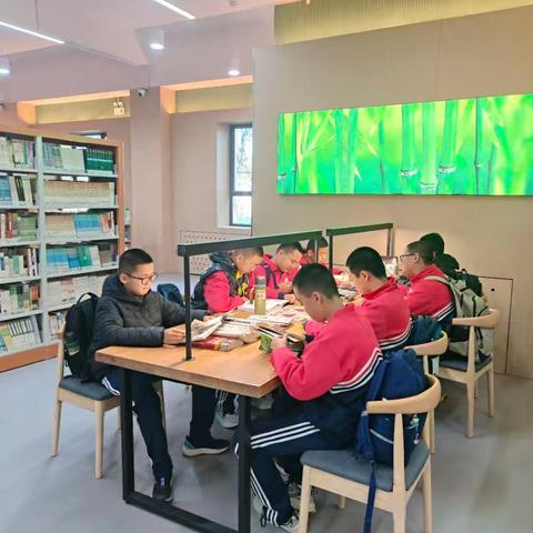 书韵伴成长——六年级学生图书馆阅读活动纪实