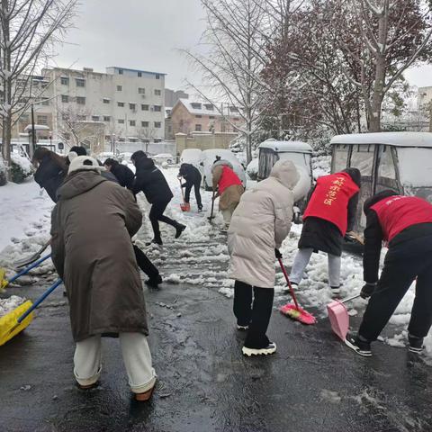 明珠社区齐心协力暖人心,扫雪除冰暖人情