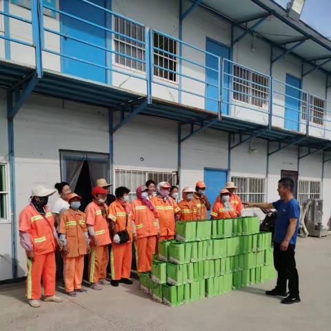 山东鼎瑞泰沣环境服务有限公司———“炎炎夏日送清凉，关爱环卫工人”