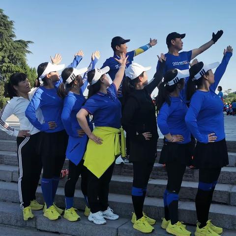 五四特辑·强健体魄/城东健步走队举办庆‘五四’环陵路健步走”活动。