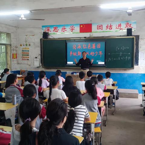 传承时代基因，争做新时代少年——小璜小学校外典型人物进校园上思政课活动