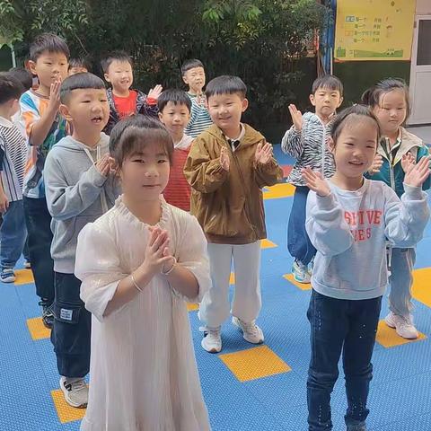 幼儿园的学习是丰富多样的，小朋友们每天都在各项活动中愉快的学习。幼儿园一日生活中的每一个环节，都是小朋友养成良好的生活习惯和学习习惯不可缺少的重要部分，我们一起来看孩子每天在园的生活吧！