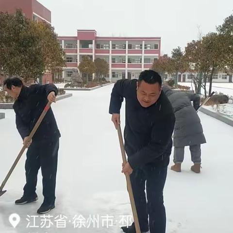 瑞雪满校园，除雪护安全--八义集镇新桥小学开展校园扫雪除冰行动