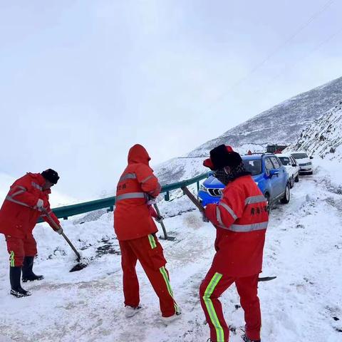 清雪除冰再发力 凝心聚力保畅通