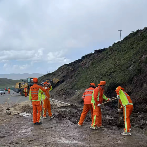 共和公路段及时清理塌方泥石流确保道路安全畅通