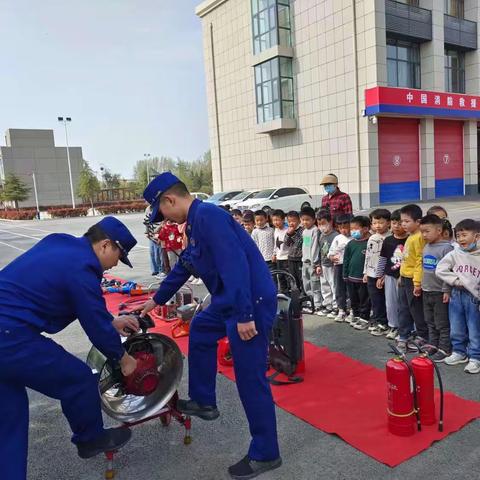 《走进消防队   致敬火焰蓝》——和庄镇第一幼儿园大班小朋友参观消防救援大队侧记