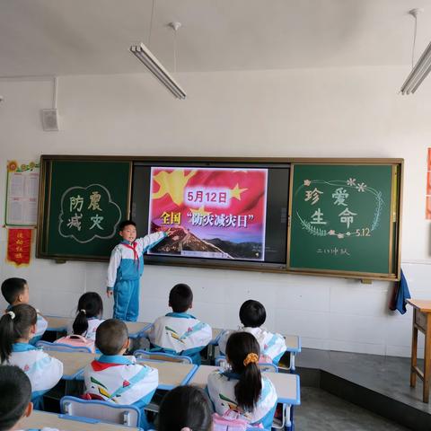 东街小学二三班地震疏散演练简影