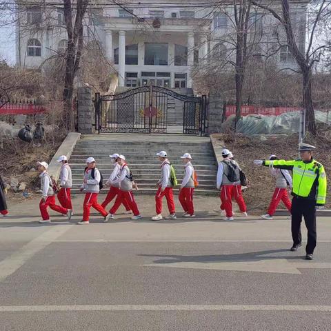 我为群众办实事｜学生祭扫先烈 交警贴心护送