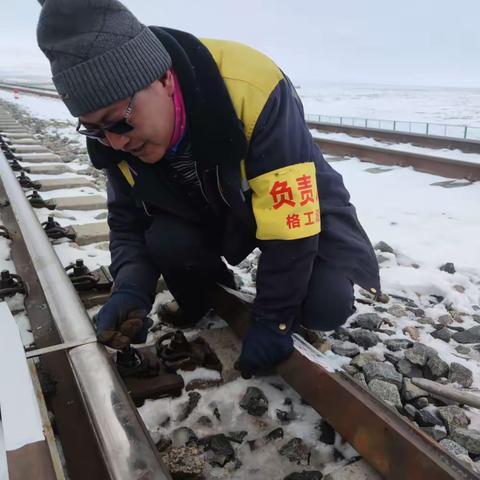 余明盛：专啃“硬骨头”的铁路匠人